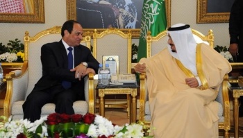 العاهل السعودي وقائد الانقلاب العسكري.jpg